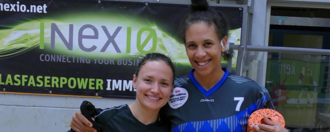 Vor dem Spiel konnte Angel Mesi Obanor(rechts)  noch mit Ex-Angel Meggy Meynadier um die Wette strahlen. Am Ende lachte nur noch die Luxemburgerin in Diensten von Inexio Royals Saarlouis.