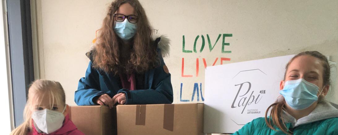 Das Foto zeigt Mitglieder der UNESCO-AG beim Packen der Weihnachtspakete.