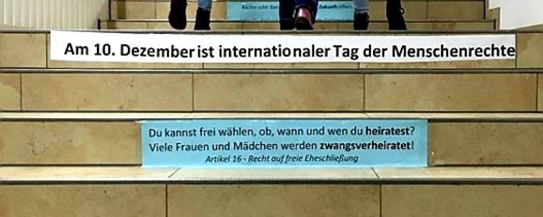 Der Treppenaufgang des Theodor-Heuss-Gymnasiums Nördlingen ist mit verschiedenen Menschenrechten bestückt.