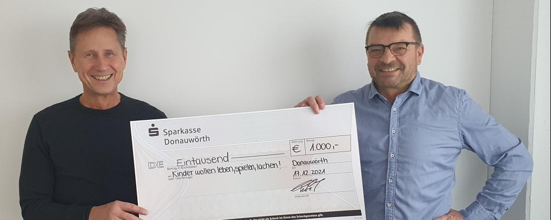 1000 Euro übergab Jürgen Feik (rechts) an Martin Oberman, den Vorsitzenden des Vereins Kinder wollen leben, spielen, lachen! e.V.  
