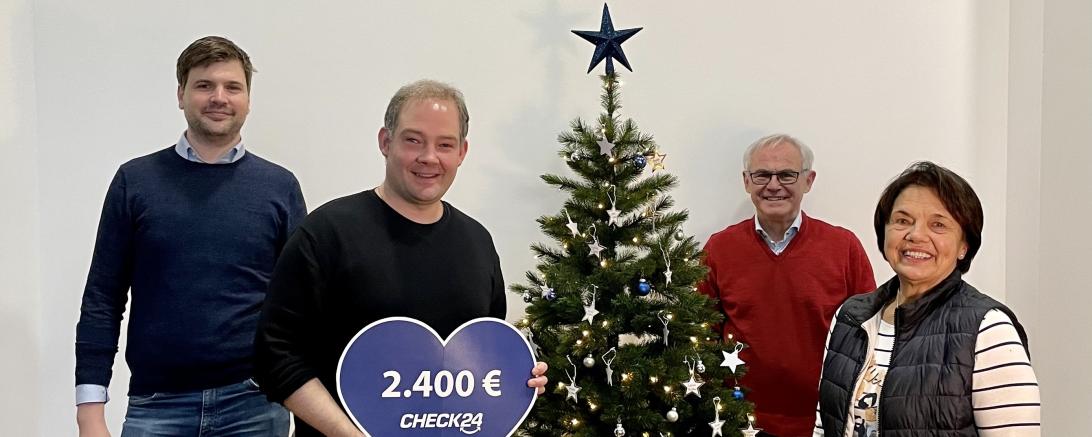 Der Kinderhilfsverein Glühwürmchen e.V. freut sich über eine finanzielle Spende und Weihnachtsgeschenke für seine Schützlinge. v.l.n.r.: Dr. Andreas Schiffelholz (Geschäftsführer Mietwagen bei CHECK24 und Leiter des Augsburger Standorts), Matthias Vogt (Head of Department Software Entwicklung Mietwagen bei CHECK24), Walter Ernst (2. Vorsitzender des Glühwürmchen e.V.) und Rosmarie Schweyer (1. Vorsitzende des Glühwürmchen e.V.) Foto: CHECK24