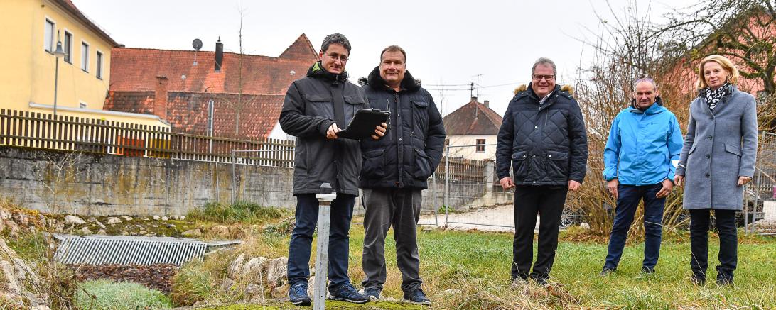 Begutachten des neuen Wasserstand-Sensor in der Ortsmitte