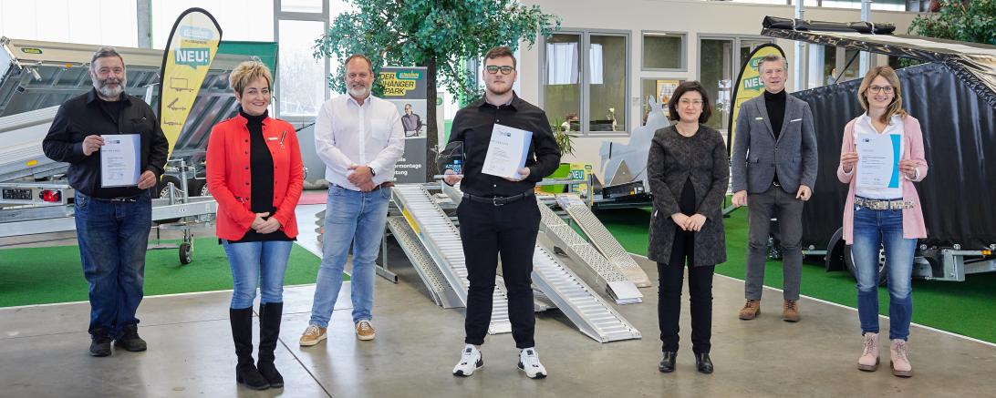 Robin Mai (Mitte) gehört zu den besten Auszubildenden Deutschlands. Über seinen Erfolg freuen sich (v.l.n.r.) sein Ausbilder Luz Unger, Geschäftsführerin Rosa Unsinn, Geschäftsführer Gunnar Bregler, IHK-Regionalgeschäftsführerin Bettina Kräußlich, Personalleiter Herbert Aggensteiner und Ausbildungsleiterin Juliane Kwoczalla. 