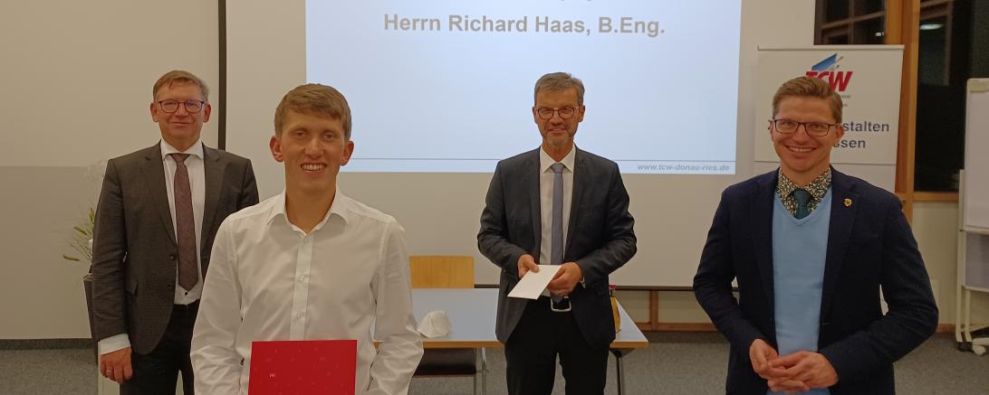 Gratulation zum erfolgreichen Hochschulabschluss: LR S. Rößle, R. Haas, J. Wolf (beide TCW) und OB D. Wittner