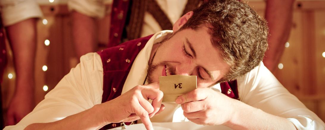 Fünf Gramm Schnupftabak muss man im Wettkampf in einer Minute in die Nase befördern – schwerer, als man denkt!