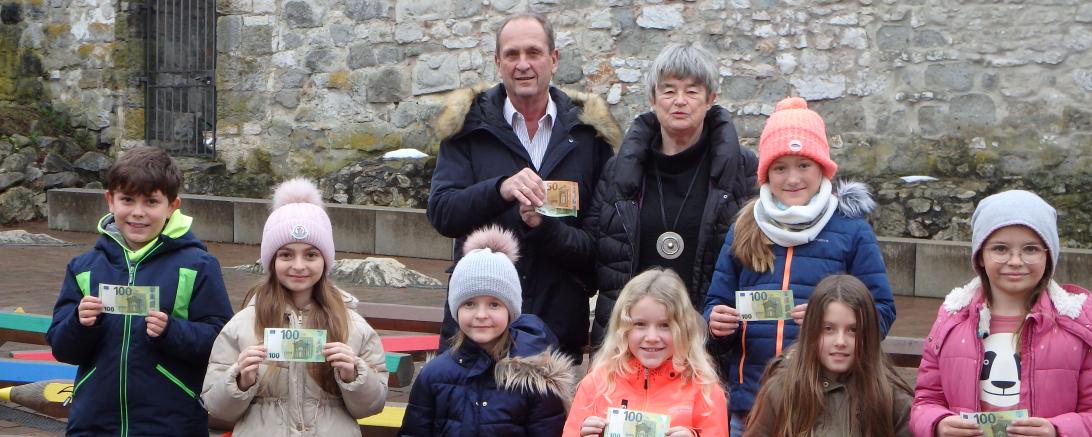 Die Rektorin der Schule, Sibylle Lutzkat konnte zusammen mit einigen Kindern aus den 14 Klassen, an den Vorsitzenden des Fördervereins, Josef Baur stolze 850 Euro übergeben.