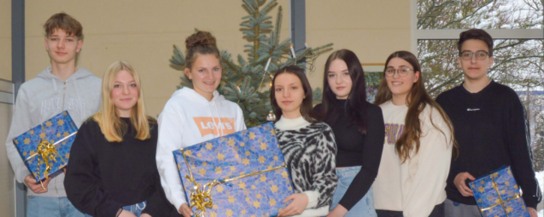 Die Auszubildenden von Telemeter Electronic aus Donauwörth mit Paketen.