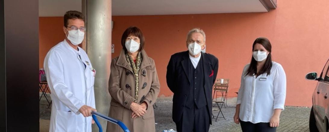  Über die Körbe voller Weihnachtsgeschenke freuten sich Prof. Dr. Bernhard Kuch (links) und Schwester Lisa Seitz (rechts). Gudrun und Günter Kauffmann hatten die Präsente liebevoll zusammengestellt. 