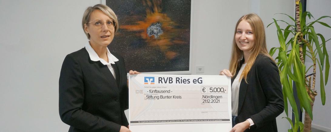 v.l.n.r: Die Destilla-Mitarbeiterinnen Barbara Hager und Verena Wanke mit dem Spendenschenk an die Stiftung Bunter Kreis.