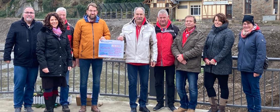 Spendenübergabe Red Wood Cats in Altenahr, von links: Frank Valtwies, Eva Flügge, Karl Haindl, Markus Noack, Erhard Witt, Dieter Luderschmid, Karl Xalter, Cornelia Beck, Claudia Müller.