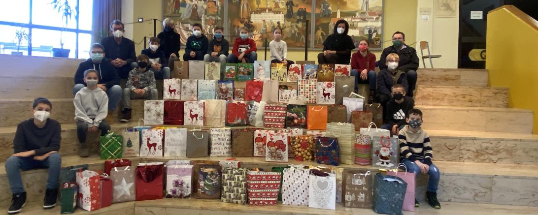 V.l.n.r.: Joachim Düsing, Martina Würth, Sabine Müller und Branko Schäpers mit den Schülern der sechsten Klassen. 