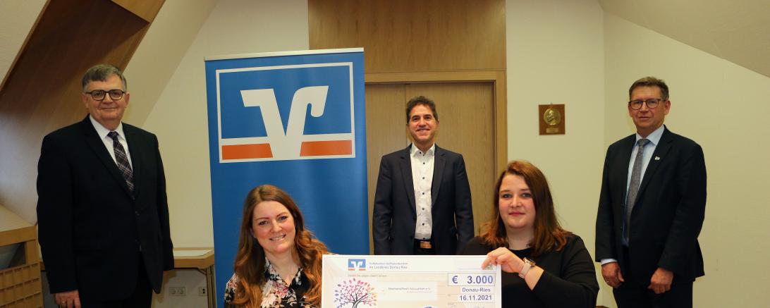 Vlnr: Bankdirektor Paul Ritter von den Genossenschaftsbanken im Landkreis, Anna-Maria Böswald und Nicole Gödel von den Sterneneltern Schwaben, Regionaldirektor Werner Schartel vom Genossenschaftsverband und Landrat Stefan Rößle bei der Übergabe von 3000 Euro an den Verein 