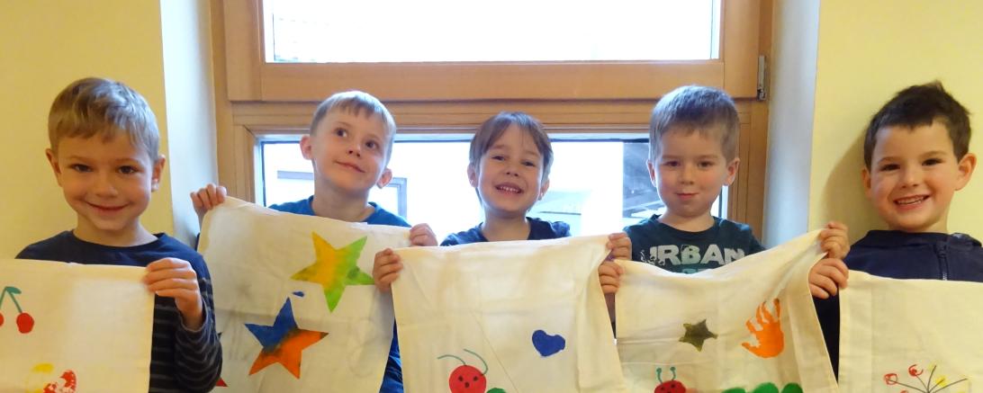 Auf dem Bild sind Kinder aus dem Kindergarten in Kaisheim zu sehen. In der Hand haben sie ihre selbst bemalte Tasche.