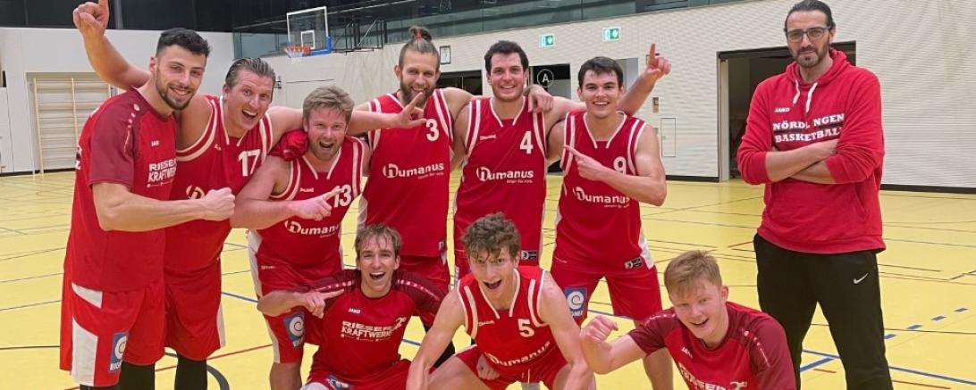 Gute Laune auch ohne Zuschauer. Die Rieser Korbjäger gehen als Tabellenführer in die Weihnachtspause (von links): Robin Seeberger, Josef Eichler, Tobias Mussgnug, Philipp Steinmeyer, Filip Kamenov, Scottie Stone, Philipp Seidel, Julius Kluger, Bene Schwarzenberger, Mohammed Hajjar (Trainer).