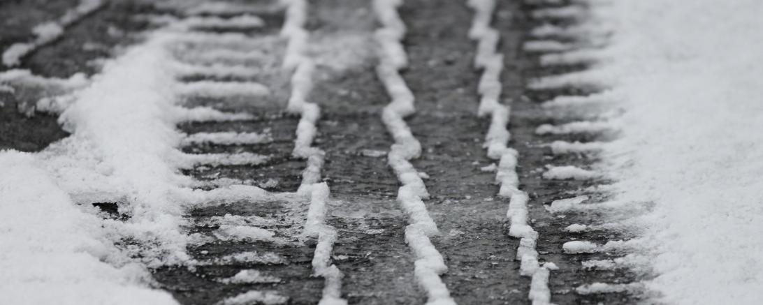 Reifenspur im Schnee