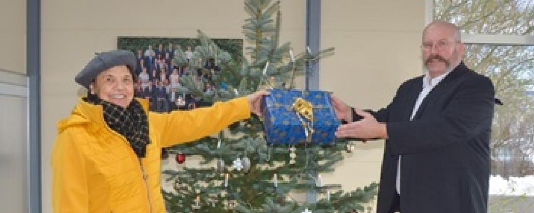 Geschäftsführer Thomas Schröttle übergab die Spende an Rosmarie Schweyer vom Verein Glühwürmchen e.V. 