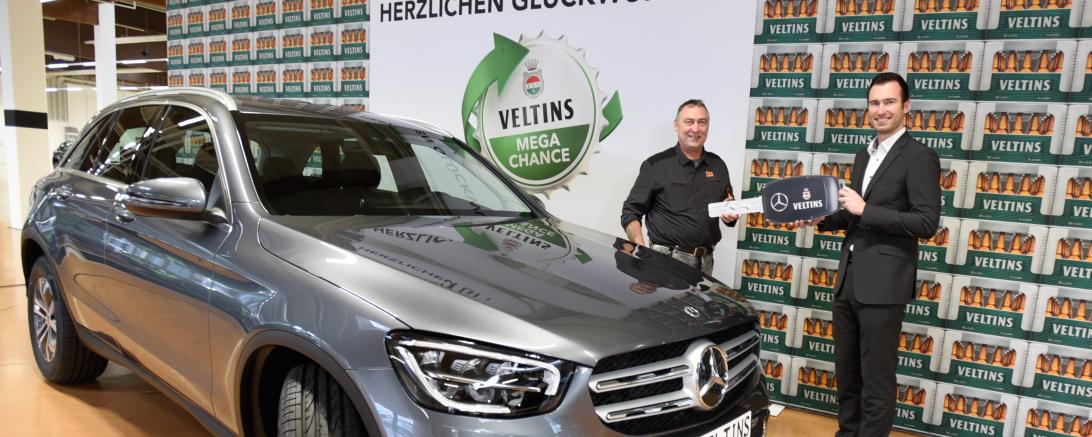 Freudig und überrascht zugleich war Werner Groß (links) als er sein neues Auto von Veltins-Mitarbeiter Patrick Krause entgegennahm.