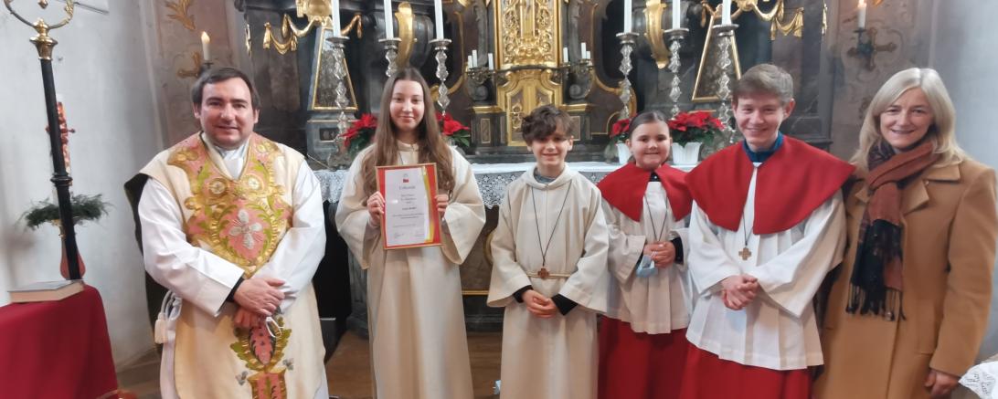 Von links: Pfarrer Markus Lidel, Luisa Keller, Philipp Seeler, Anna Hornung, Oberministrant Florian Hofmann und Mesnerin Carola Miller. 