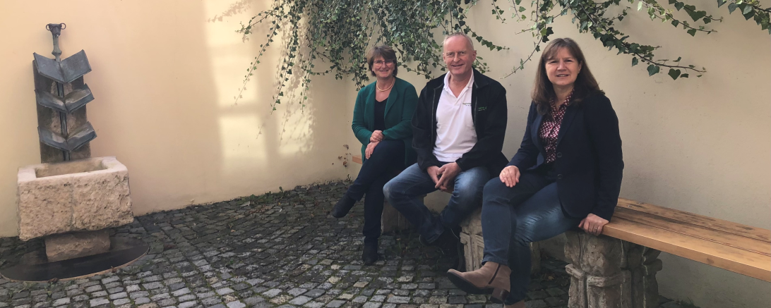 Martin Mangold (Holzbau Taglieber), Raab Petra (Vorsitzende VHS Oettingen), Wagner Petra (VHS Oettingen)