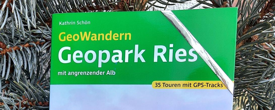 Buchtitel „GeoWandern im Geopark Ries“ von Geoparkführerin Kathrin Schön.