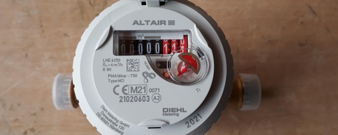 Die Stadtwerke Nördlingen bittet um Selbstablesung der Wasserzählerstände bis spätestens 10. Januar 2022. Der Zählerstand ist ohne Kommastellen abzulesen (auf der Wasseruhr im Bild sind dies lediglich die Zahlen im schwarzen Bereich). 