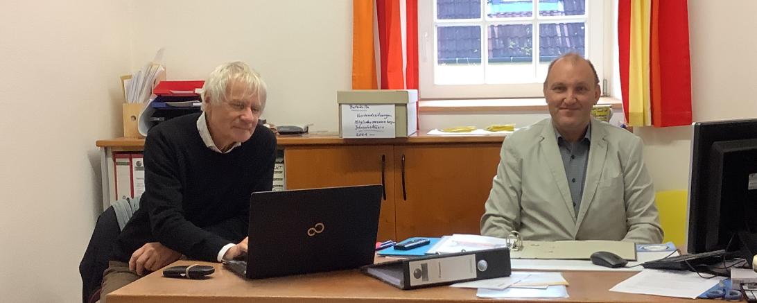 Von links: Wilhelm Imrich (2. Vorsitzender des Vereins Rieser Kulturtage) und Gerhard Beck (Vorsitzender) in der Geschäftsstelle in Balgheim