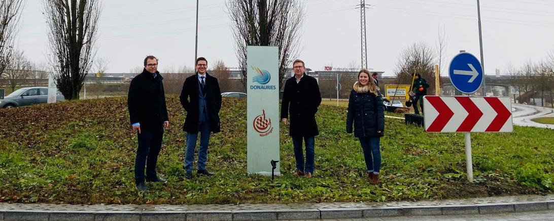 Kreisverkehrs in Nördlingen an der B466.  (von links) Wirtschaftsförderverband Donauries Geschäftsführer Klemens Heininger, Oberbürgermeister David Wittner, Landrat Stefan Rößle und Projektleitung Laura Turbany.