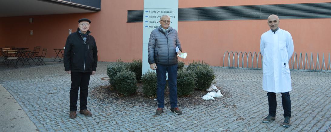 Das Bild zeigt (von links nach rechts) Ernst Prügel , Hans Pusch (beide Schwäbi-scher Albverein) und Oberarzt Dr. Thomas Schmitt bei der Spendenübergabe vor dem Nördlinger Stiftungskrankenhaus.