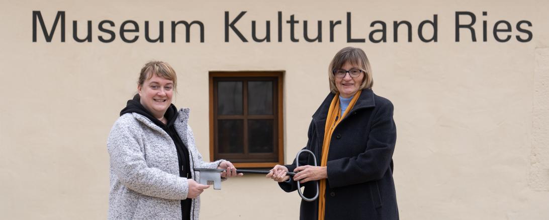 Neue Führung im Museum KulturLand Ries: Die langjährige Leiterin Dr. Ruth Kilian (rechts) geht Anfang Februar in den Ruhestand und lernt bereits ihre Nachfolgerin Conny Zeitler ein.