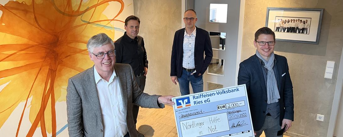 Das Bild zeigt Werner Rauch (Geschäftsführer), Stephan Wenzel (Prokurist), Peter Jaumann (Geschäftsführer), Nördlingens Oberbürgermeister David Wittner.