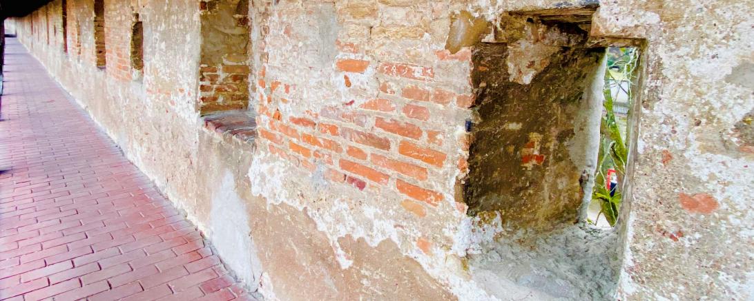 Geöffnete Schießscharten ermöglichen schöne Ausblicke von der Stadtmauer in den Stadtgraben – wie hier auf die Kunst in den Frickhinger Anlagen.