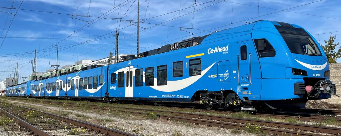 Blauer Zug von Go-Ahead Bayern