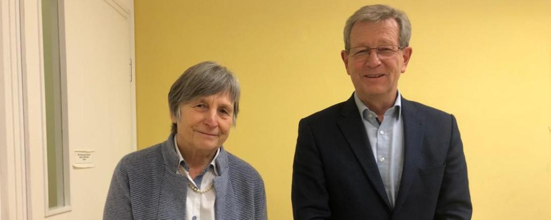 Dorothea Lange (l.) mit Vhs-Leiter Peter Schiele.