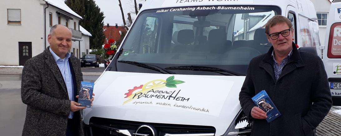 Bürgemeister Martin Paninka (links) und mikar-Geschäftsführer Karl-Heinz Kaiser bei der Fahrzeugübergabe. 