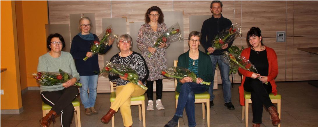 Das Bild zeigten links oben die JubilarInnen der Donau-Ries-Werkstätten, oben rechts die Geehrten aus den Wohnheimen und unten die langjährigen Mitarbeitenden, die seit mehr als zwei Jahrzehnten für den Verein tätig sind. 