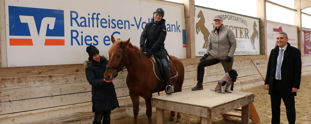 Die Reit- und Therapiereitlehrerinnen (von links) Sonja Kärcher, Jutta Brenner und Barbara Heilbronner-Zuber stellen Bernd Mielich (RVB Ries) den Fuchs-Wallach Kobold, das neue Therapiepferd im Reit- und Fahrverein St. Georg Nördlingen, vor. 