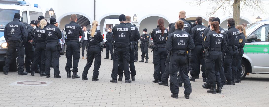 Seit den frühen Morgenstunden fanden Wohnungsdurchsuchungen bei etwa 100 Beschuldigten in Nordschwaben, Bayern, Baden-Württemberg, Hessen und Nordrhein-Westfalen statt.