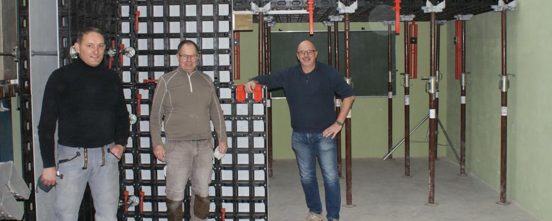 Von links: ) Die Fachlehrer Bernd Rauch, Detlev Heinisch und Michael Mayer, neuer Fachbetreuer der Abteilung Bautechnik, vor dem neuen Schalungssystem.