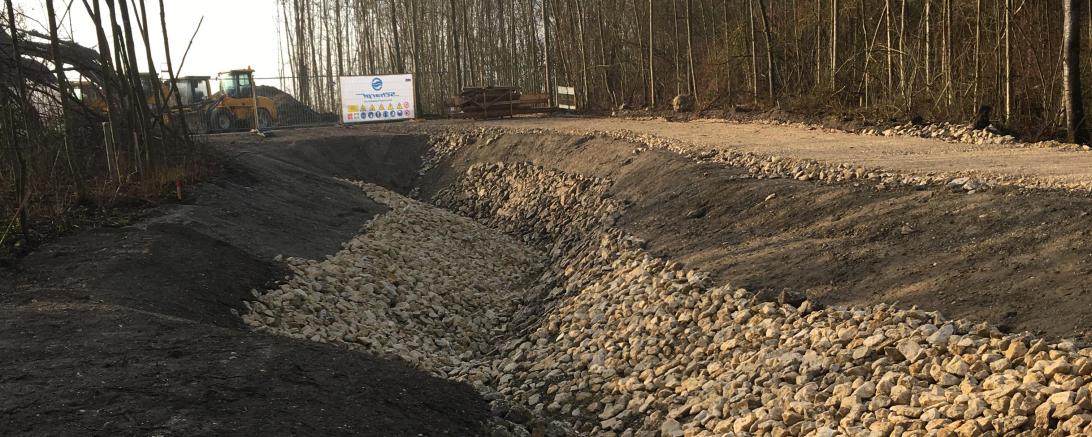 Das naturnahe Umgehungsgerinne ist bereits gut zu erkennen.