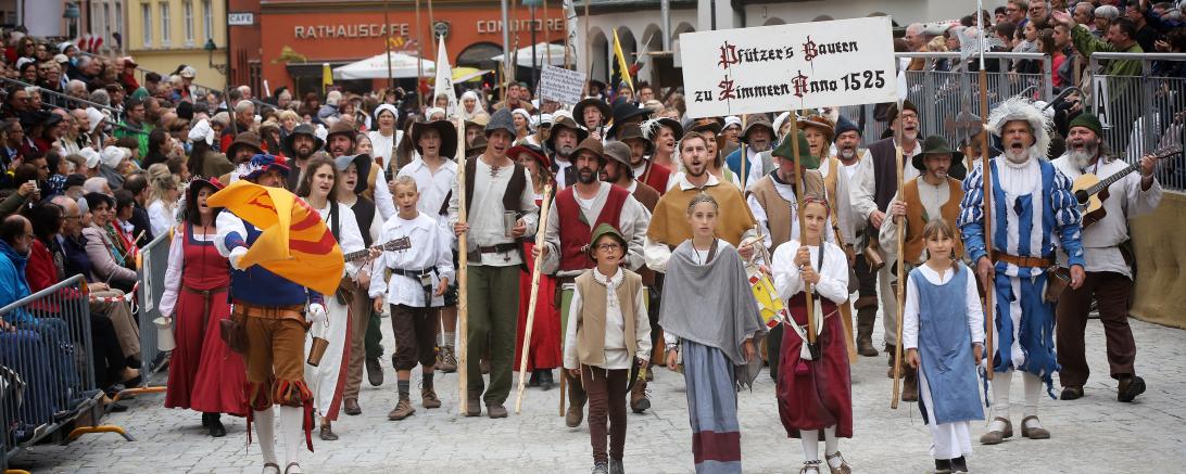 Das "Historische Stadtmauerfest" in Nördlingen ist u. a. von den mühevoll gestalteten Kostümen der Teilnehmer*innen geprägt. 