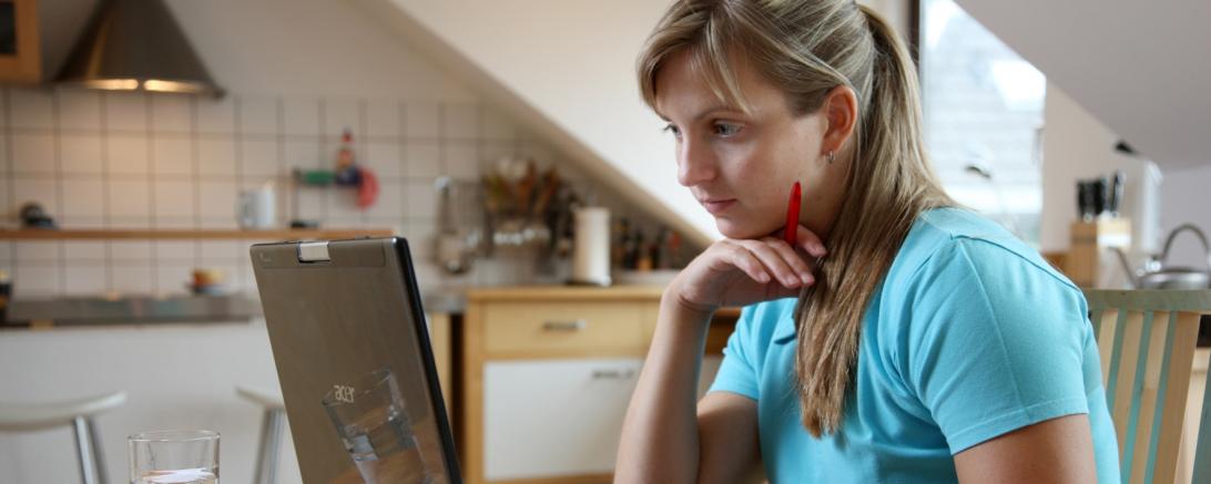 Die Arbeit im Homeoffice sollte gesund gestaltet werden – das AOK-Online-Programm hilft dabei.