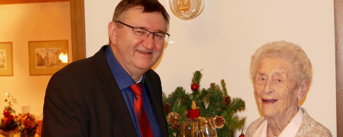 Jubilarin Mathilde Vonroth und Donauwörths Bürgermeister Josef Reichensberger. 