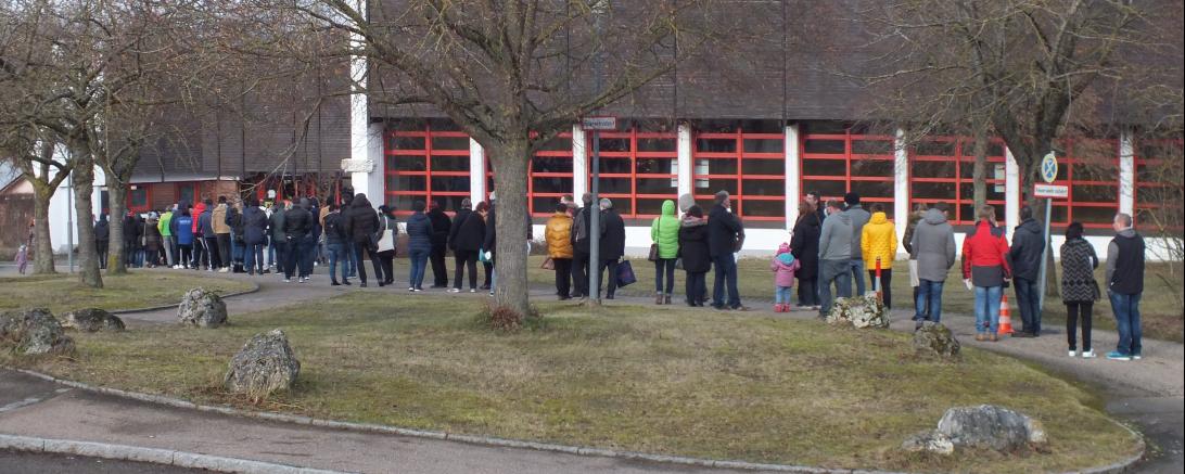 Menschen-Schlange vor der Sualafeldhalle Huisheim