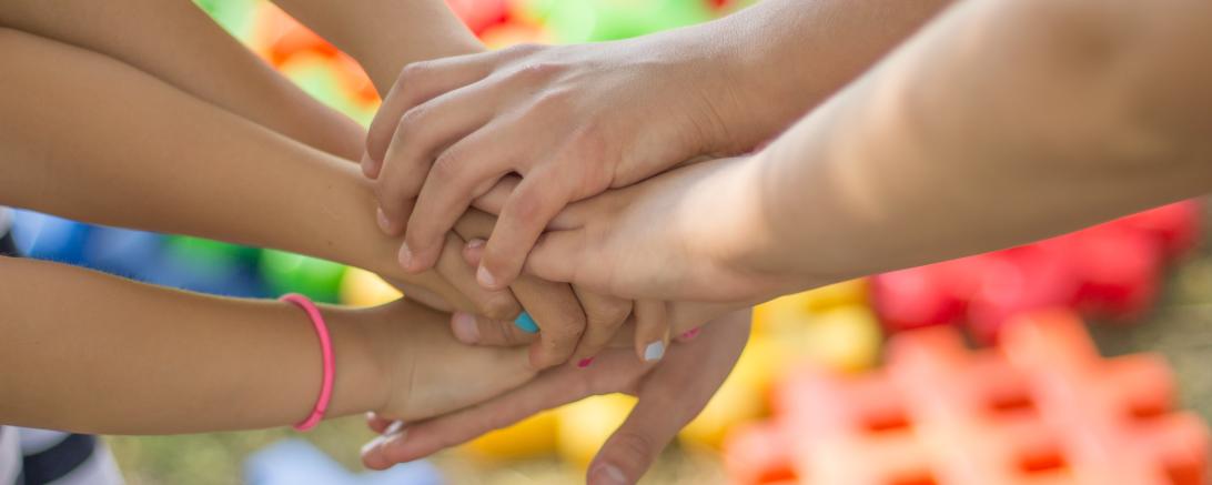 Hände übereinander