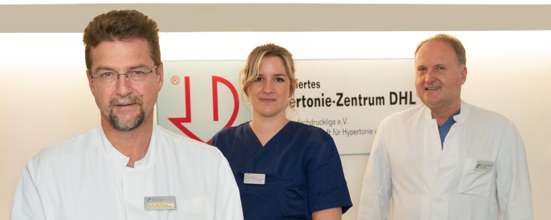 Professor Dr. Bernhard Kuch, Dr. med. univ. Anne Kullick und Dr. med. Jürgen Heimerl präsentieren das erneut rezertifizierte Hypertoniezentrum des Stiftungskrankenhauses.