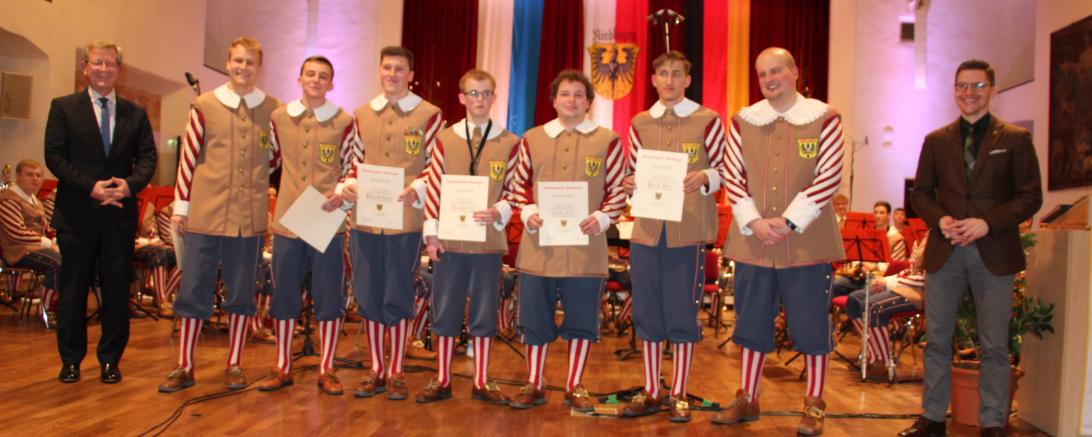 Von links: Peter Schiele, Simon Schröter, David Kuhberger, Philipp Rothgang, Jonas Heinrich, Martin Ruf, Pascal Beck, Oliver Körner und Oberbürgermeister David Wittner.