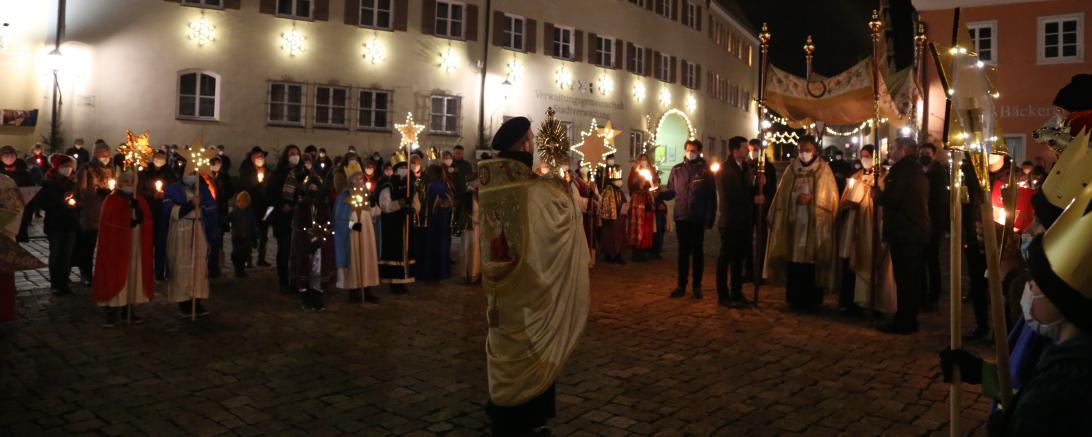 Insgesamt nahmen rund 500 Gläubige an der Lichterprozession durch die Wemdinger Altstadt teil. 