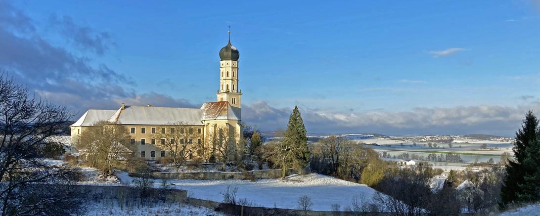 Auf dem Foto sieht man das Kloster in Mönchsdeggingen.