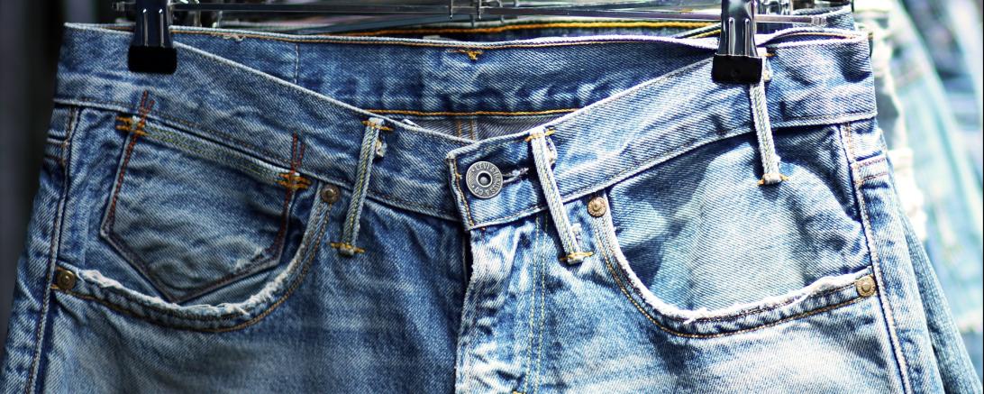 Das Bild zeigt Jeanshosen.