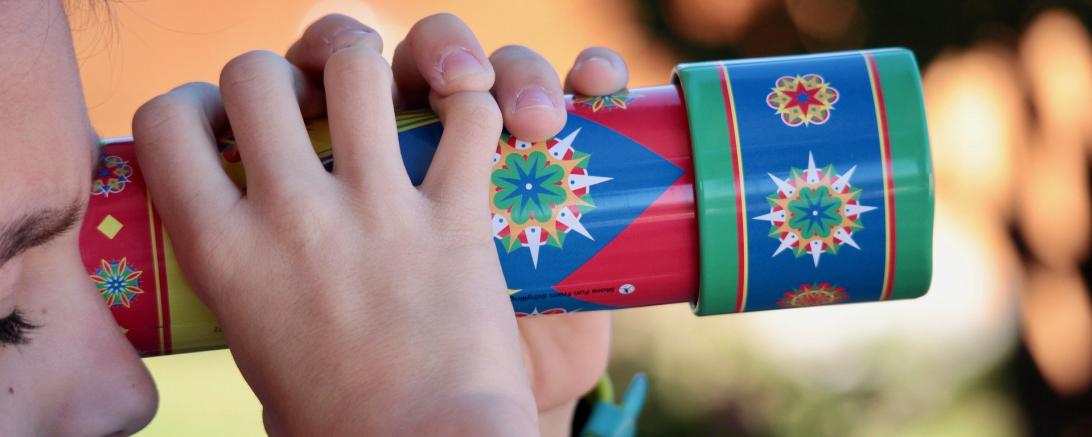 Die Basteltüte „Kaleidoskop“ kann bei der Jugendsozialarbeiterin für einen Unkostenbeitrag von 2 € erworben werden. 